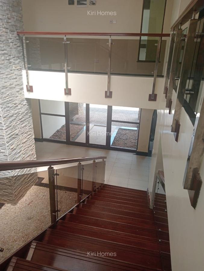 5 Bed Townhouse with En Suite in Karen Hardy - 11