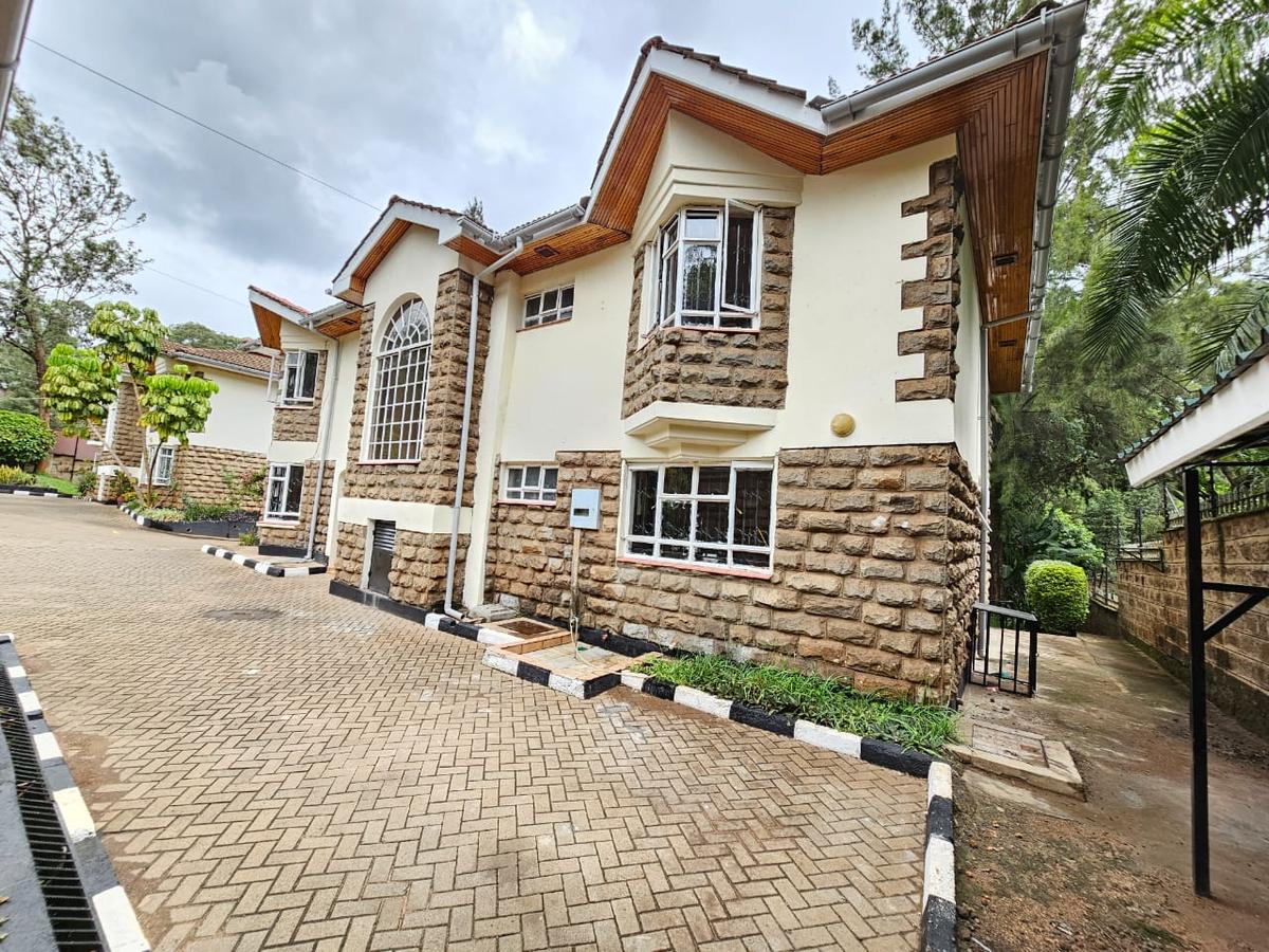 5 Bed House with En Suite in Lavington - 1