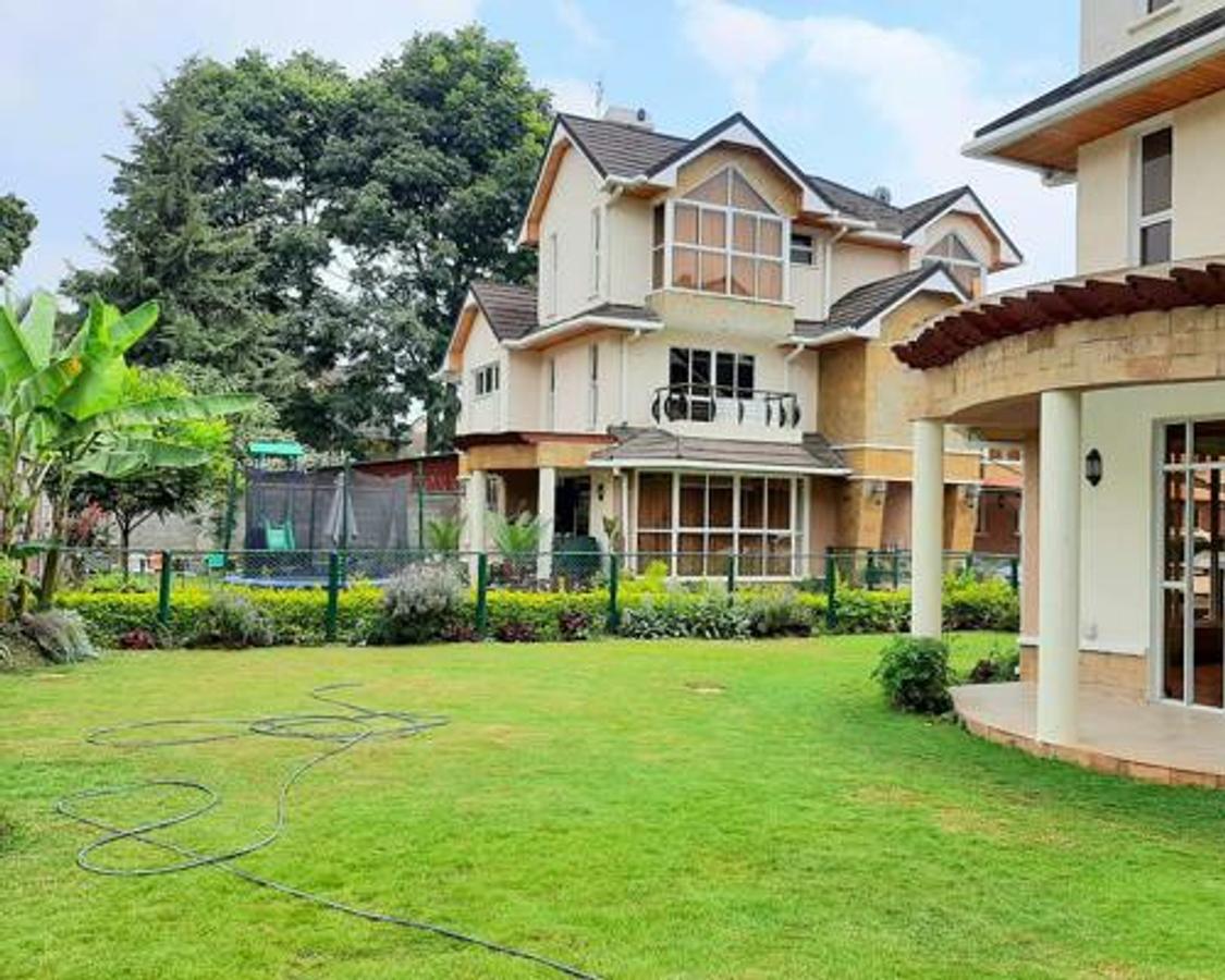 5 Bed Townhouse with En Suite at Lavington - 1