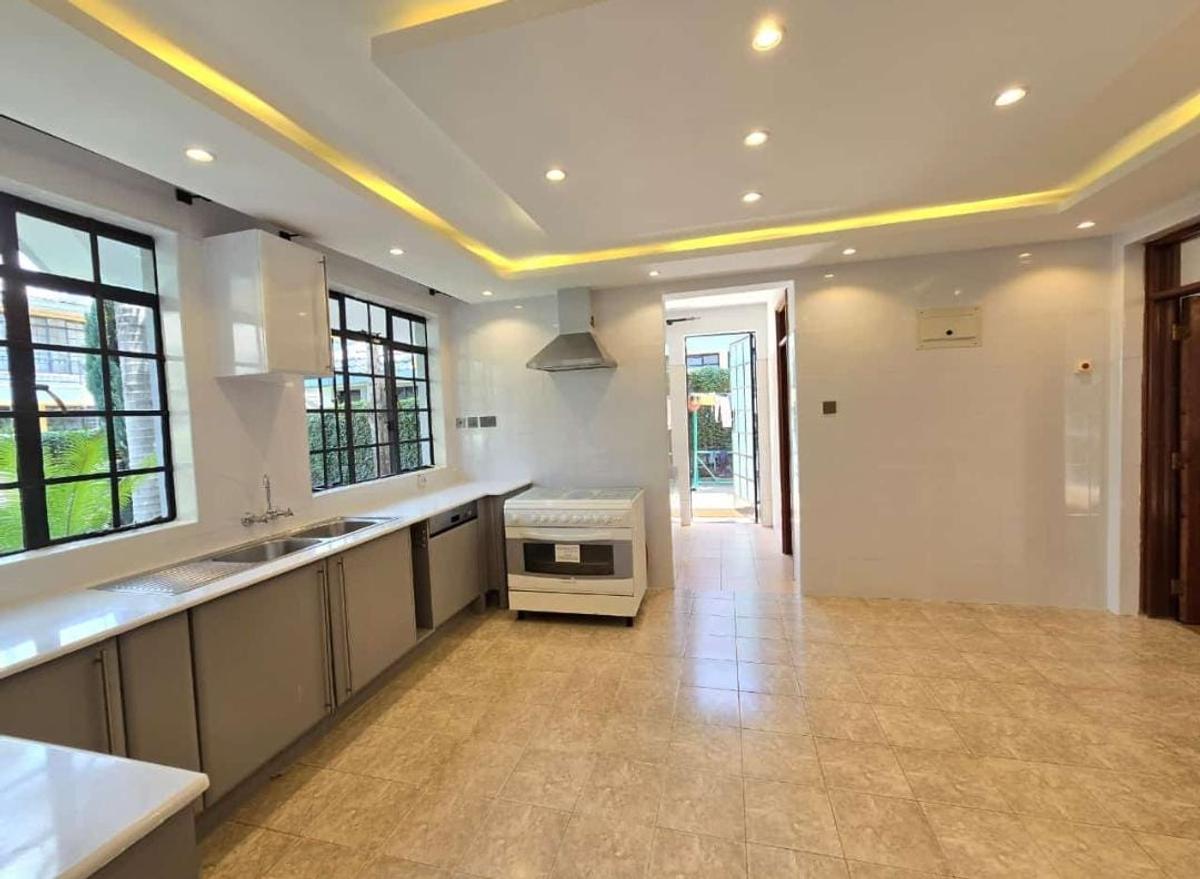 4 Bed House with En Suite in Lavington - 3