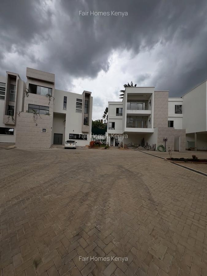 5 Bed Townhouse with En Suite at Lavington Green - 18