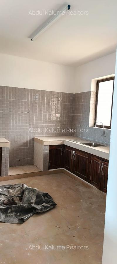 Serviced 2 Bed Apartment with En Suite at Tudor - 7