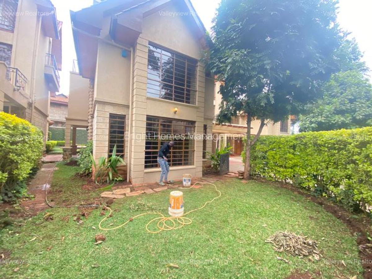 6 Bed Townhouse with En Suite at Lavington - 8