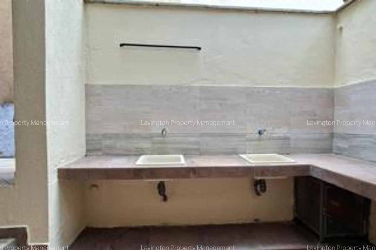 5 Bed Villa with En Suite at Lavington Green - 13