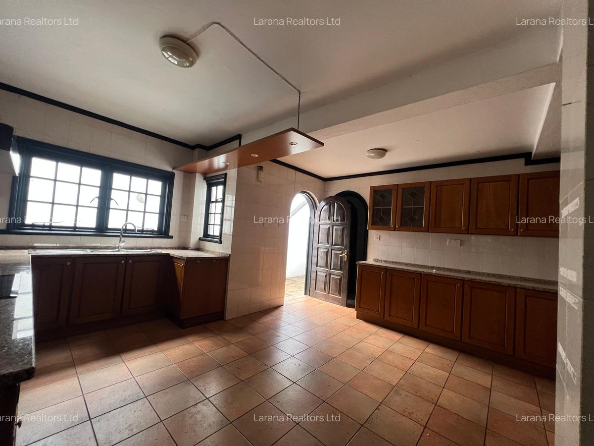 4 Bed Townhouse with En Suite at Riverside Dr - 2