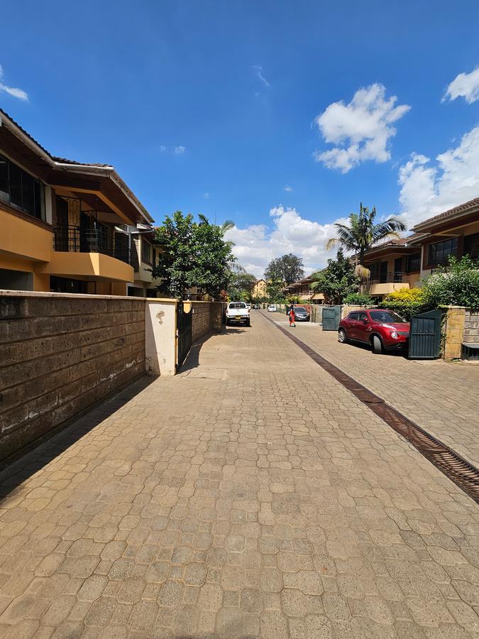 5 Bed Townhouse with En Suite at Lavington - 1