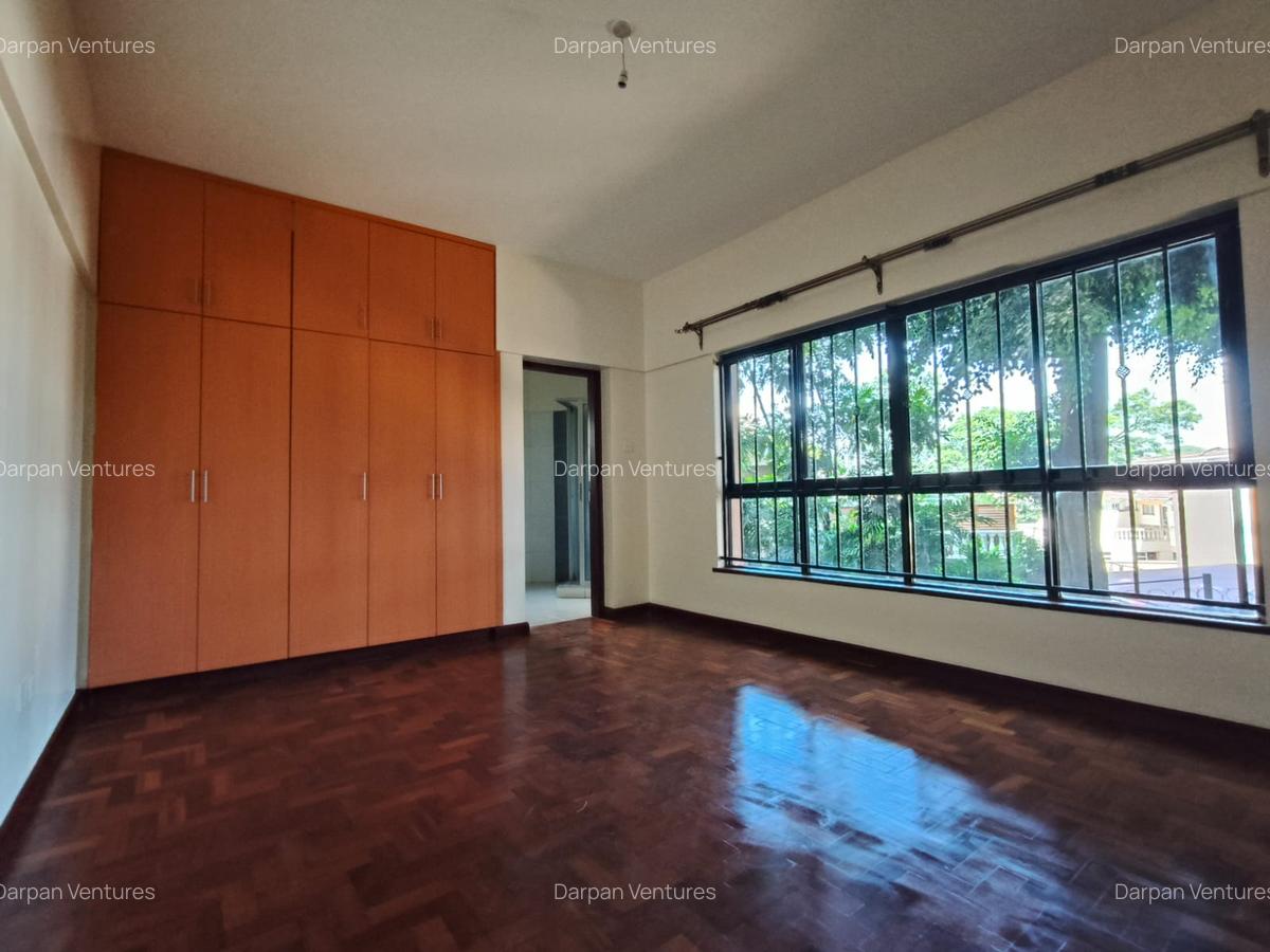 4 Bed Apartment with En Suite in Brookside - 6