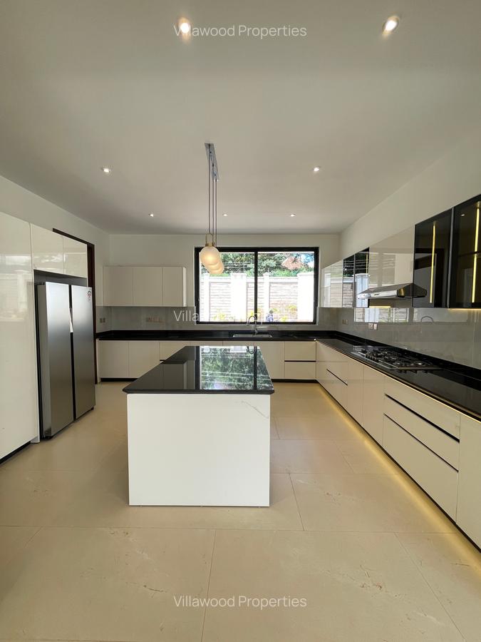 6 Bed Villa with En Suite in Spring Valley - 4