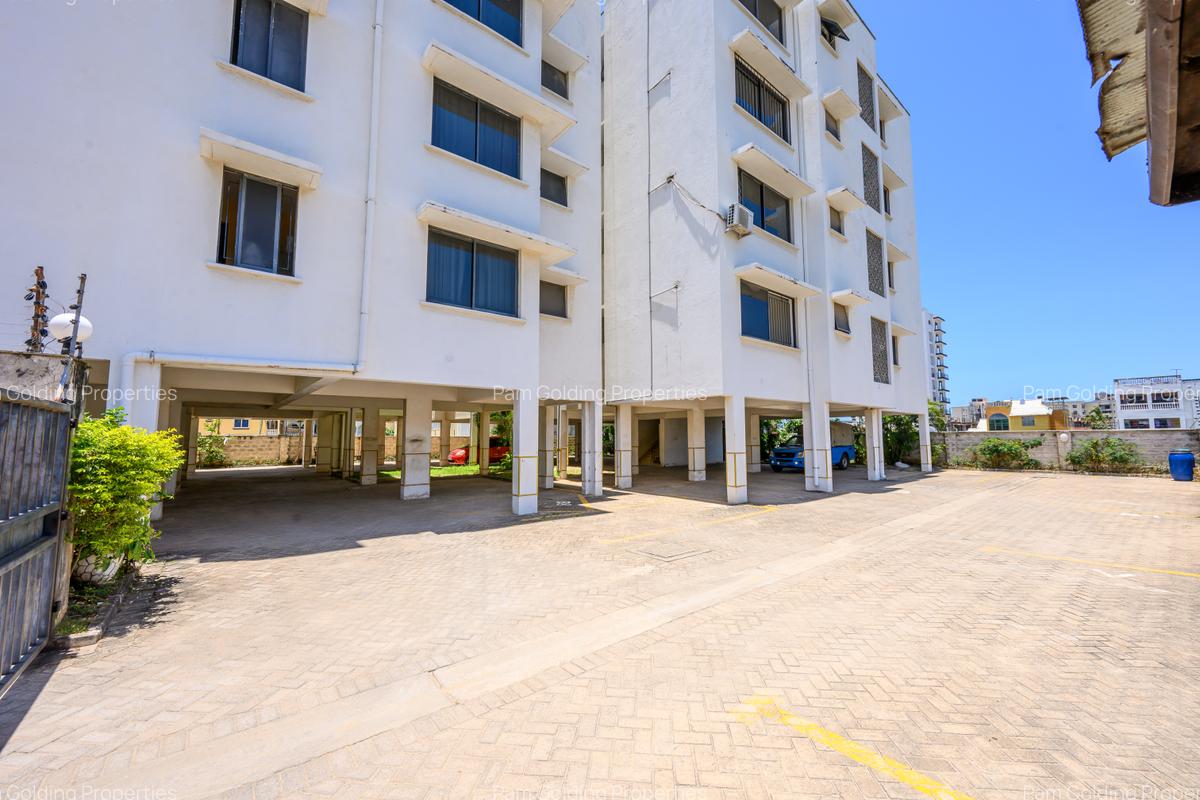 2 Bed Apartment with En Suite at Links Road - 11