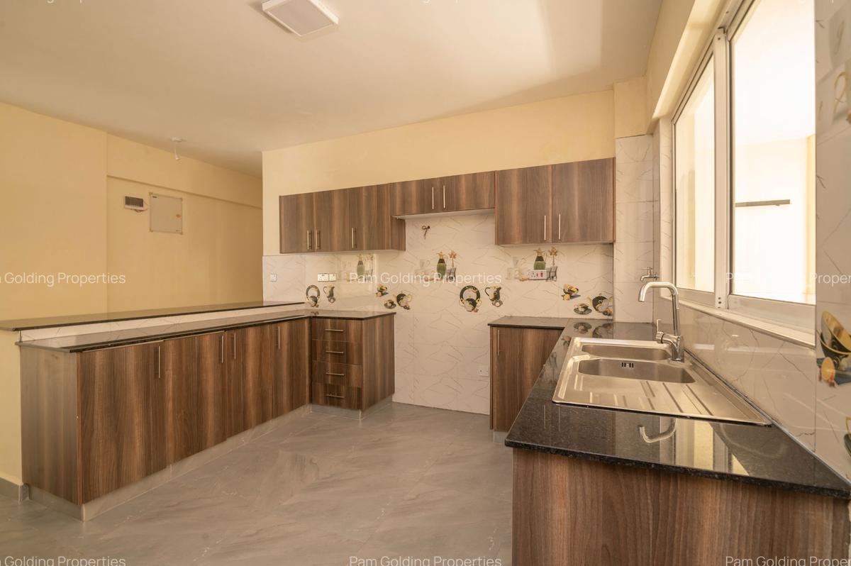 4 Bed Apartment with En Suite at 4Th Parklands - 8