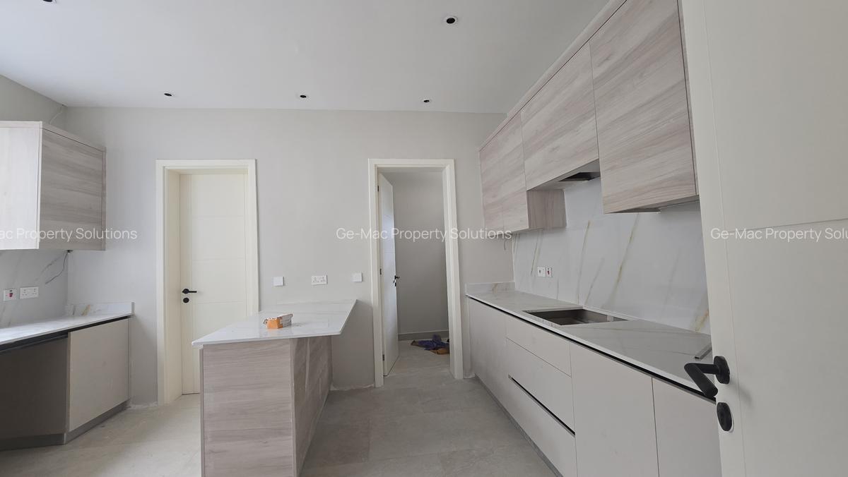 5 Bed House with En Suite in Lavington - 5