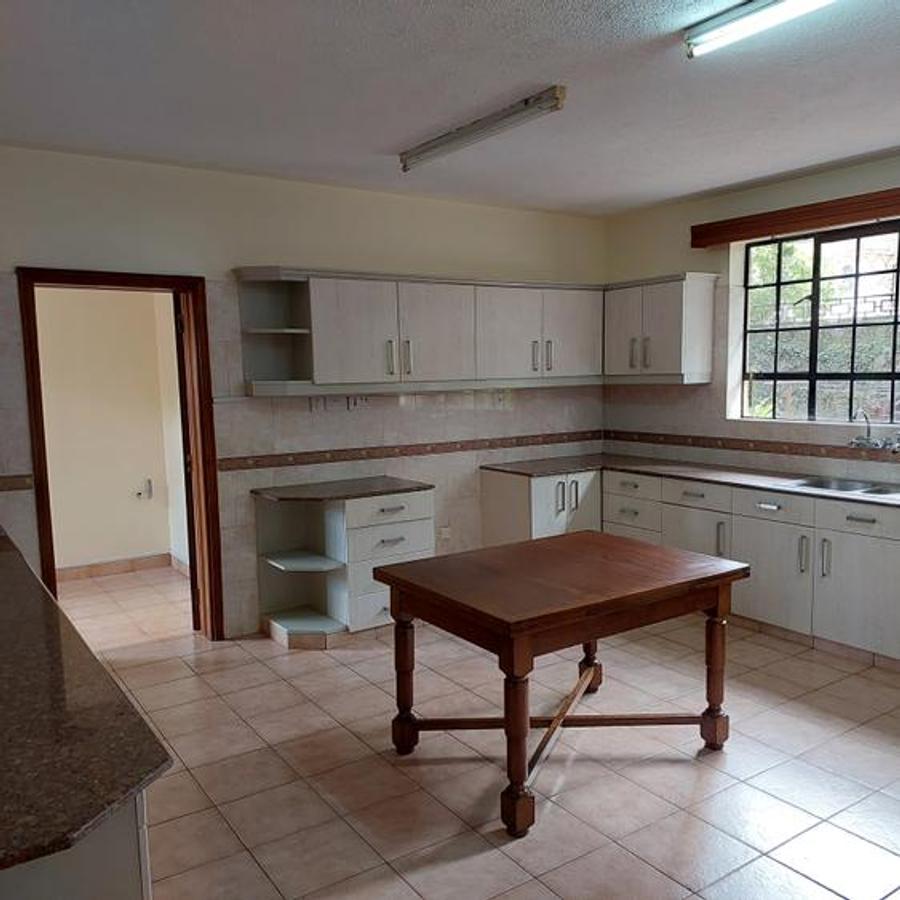 5 Bed Townhouse with En Suite at Lavington - 14