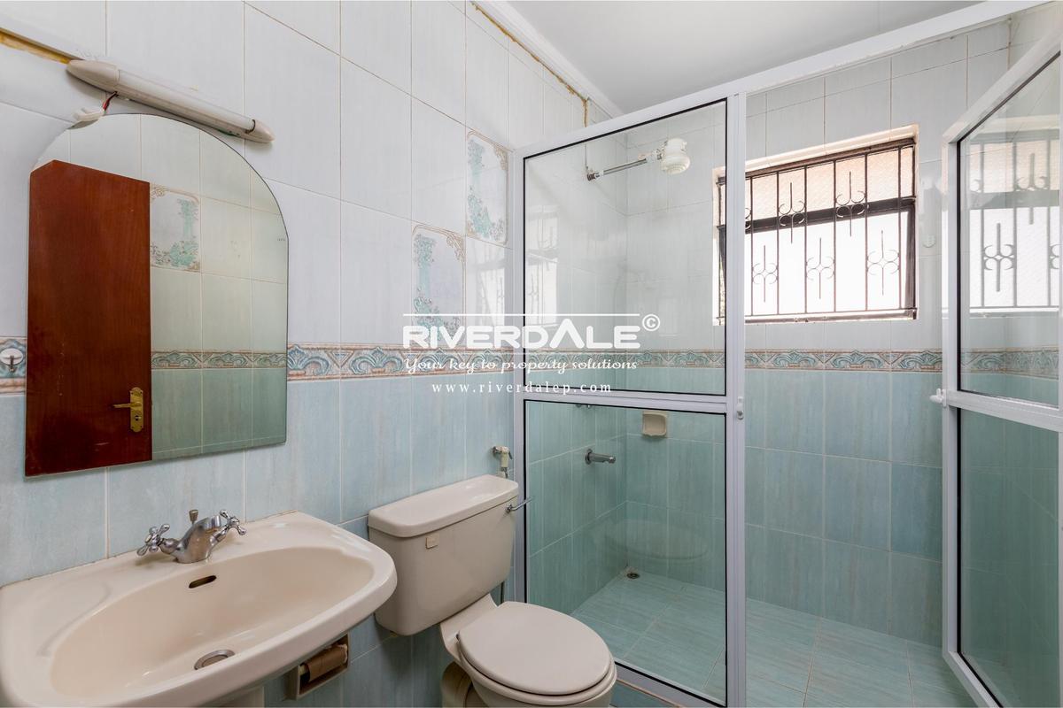 5 Bed Townhouse with En Suite in Brookside - 14