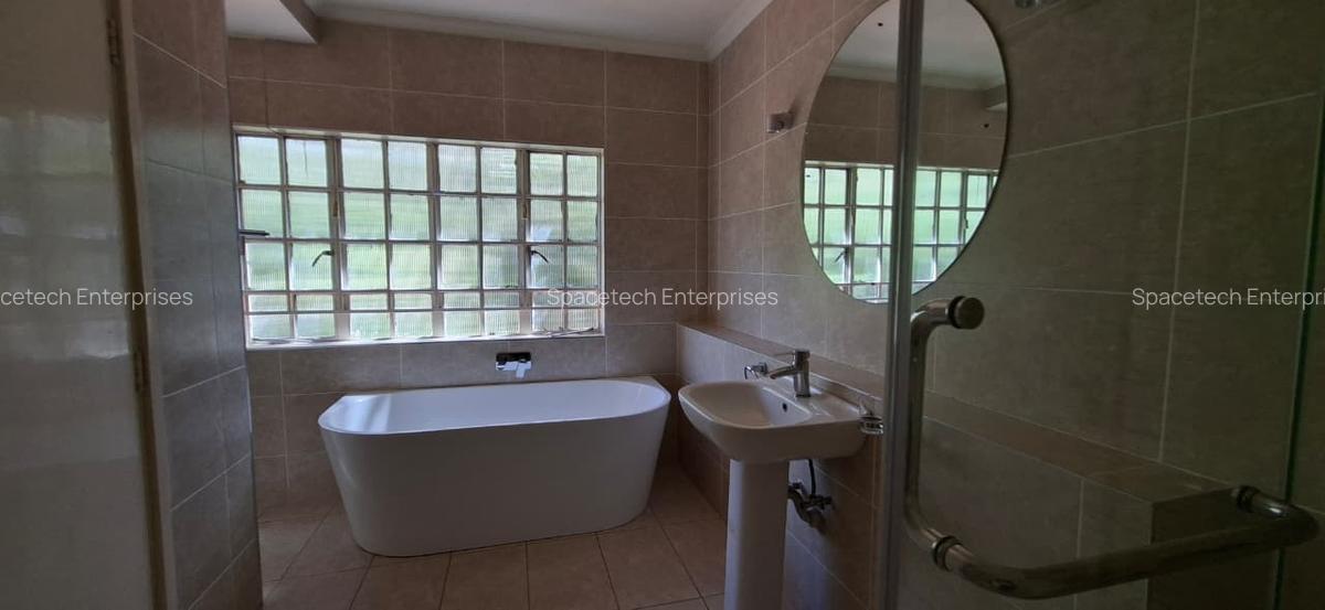 4 Bed House with En Suite in Lavington - 12