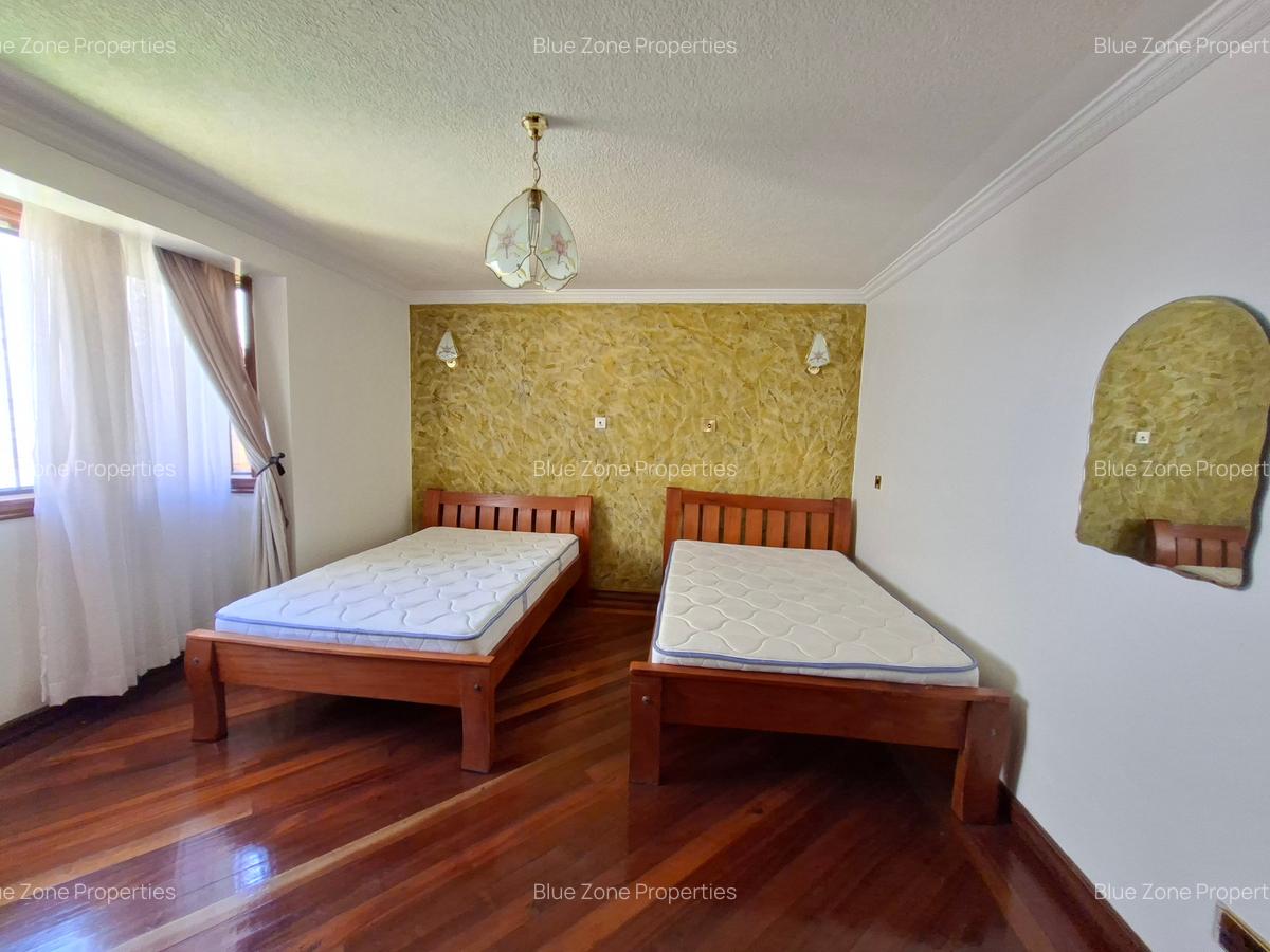 4 Bed Townhouse with En Suite at Close To Un - 9