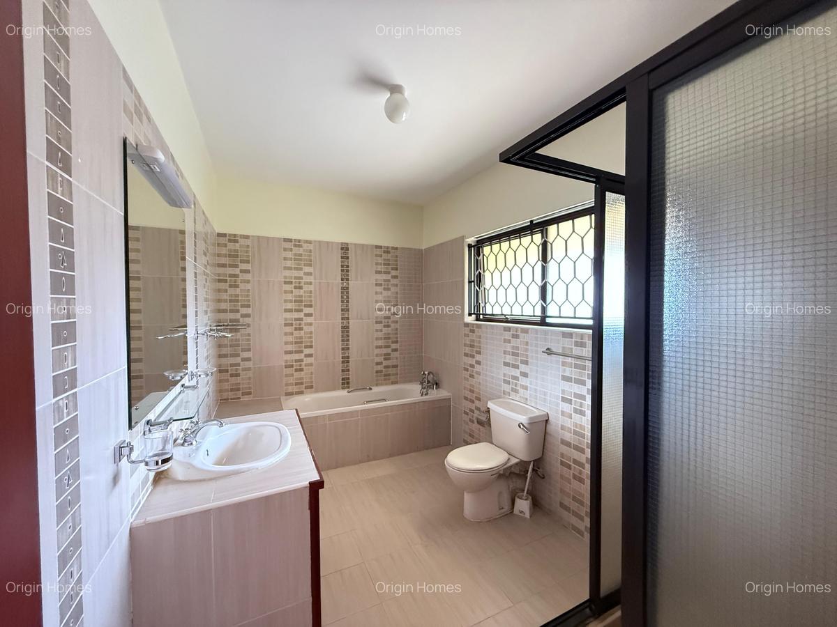 5 Bed Townhouse with En Suite at Lavington - 13