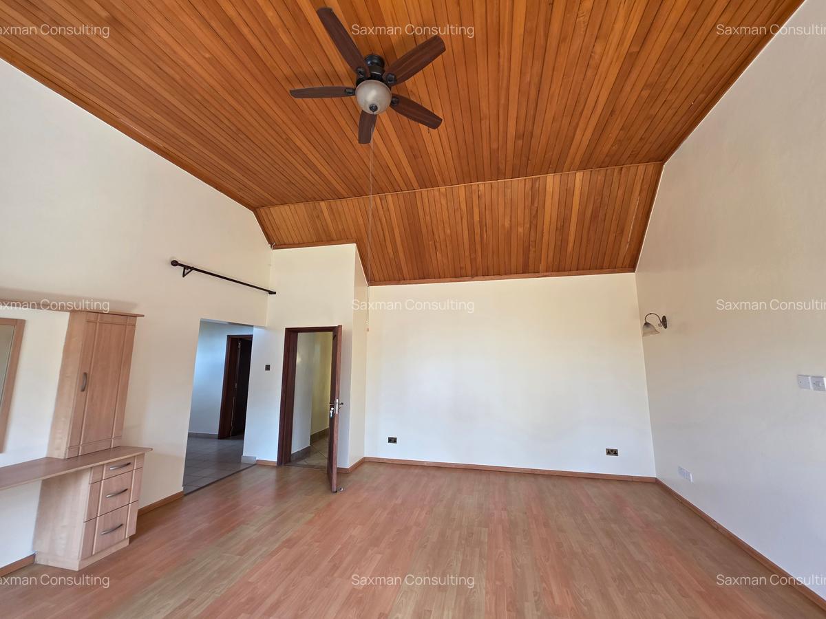 5 Bed Villa with En Suite in Runda - 3