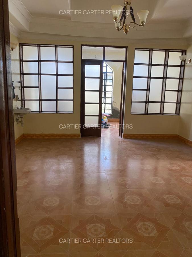 4 Bed House with En Suite in Ridgeways - 8