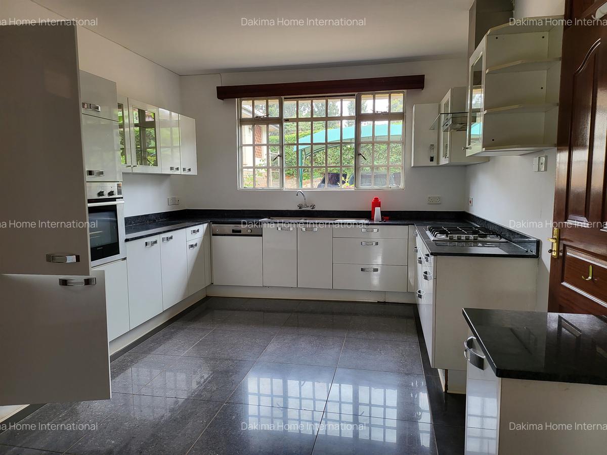 4 Bed Townhouse with En Suite in Rosslyn - 2