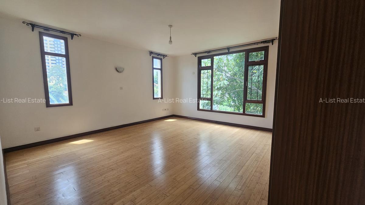 3 Bed Apartment with En Suite at Sandalwood Lane - 11