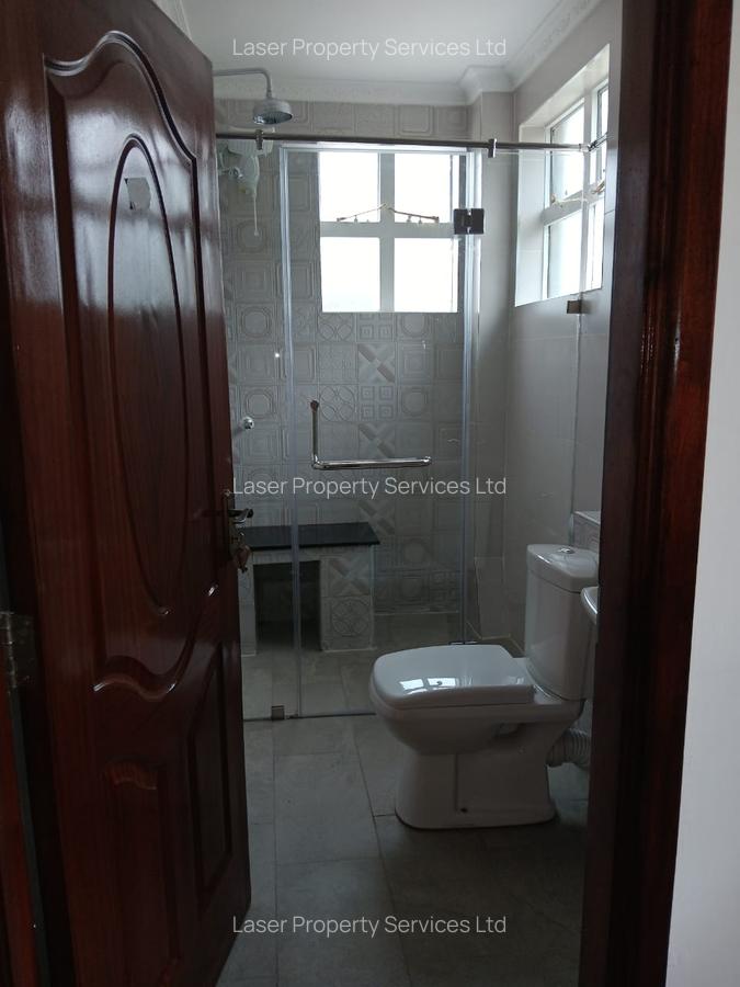 5 Bed House with En Suite at Garden Estate - 9