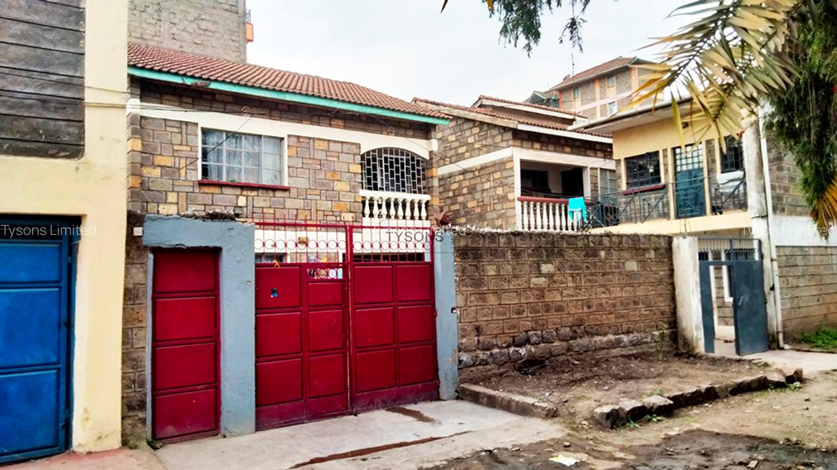 4 Bed House with En Suite in Donholm - 1