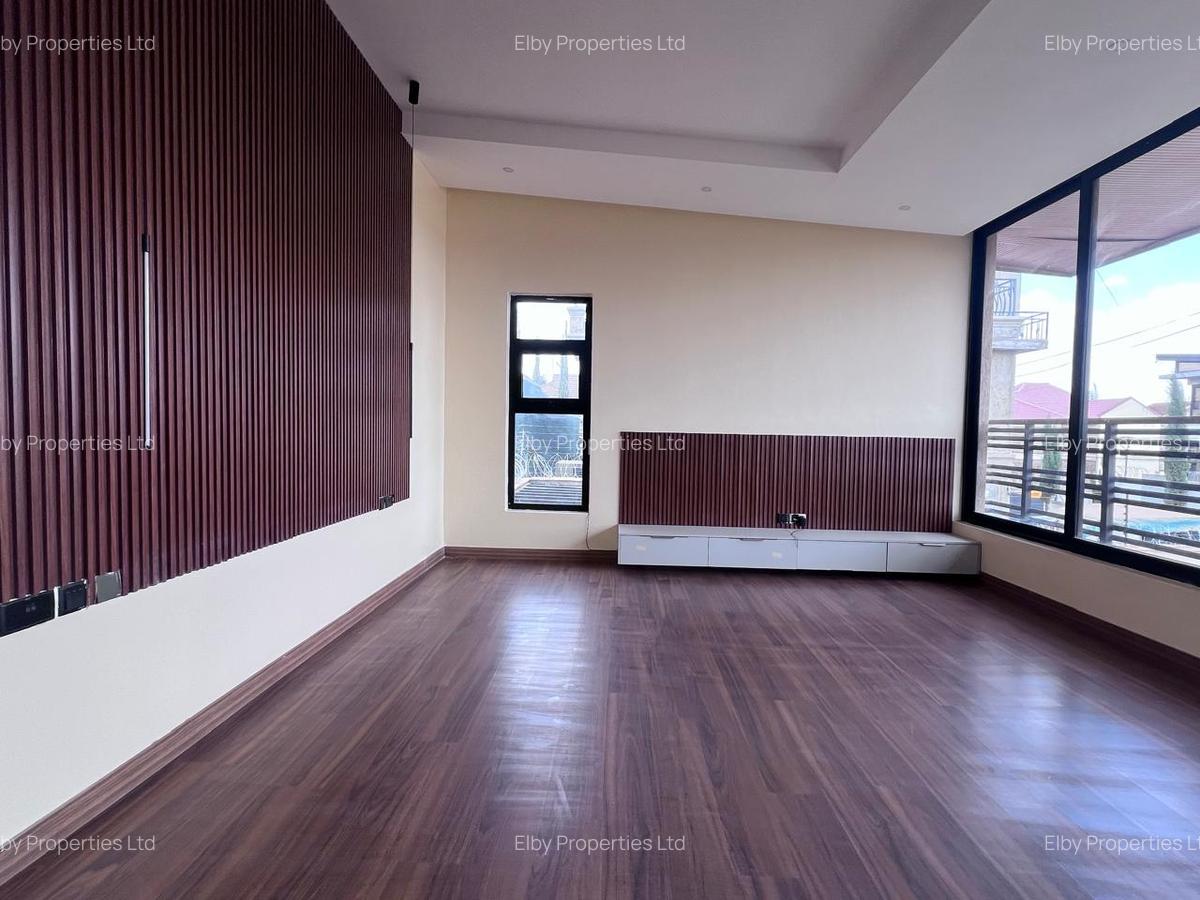 4 Bed House with En Suite in Membley - 4