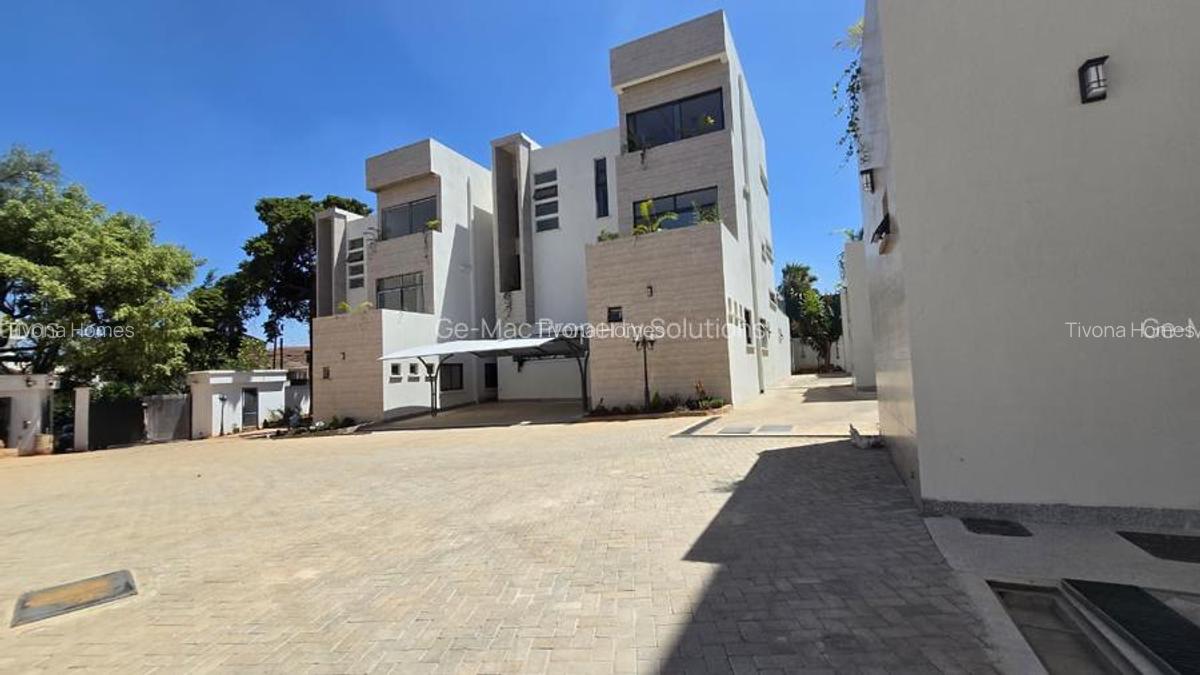 5 Bed House with Garden in Lavington - 9