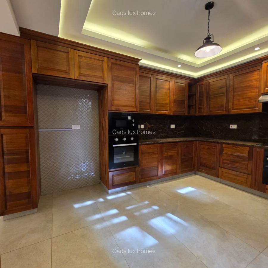 5 Bed Townhouse with En Suite at Lavington - 9