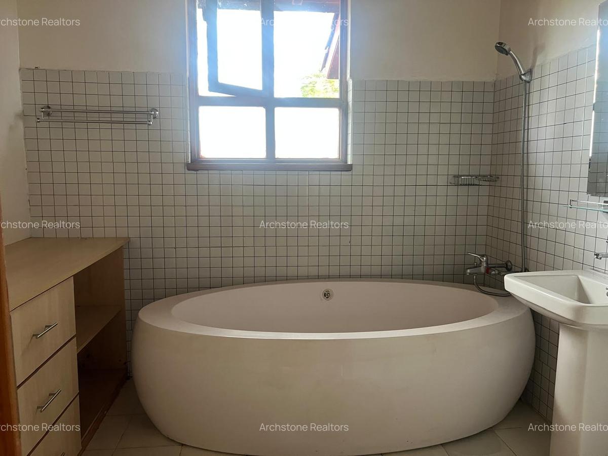 4 Bed Townhouse with Swimming Pool in Ridgeways - 4