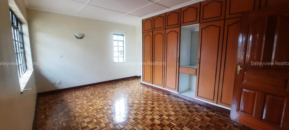 4 Bed Townhouse with En Suite at Lavington - 13