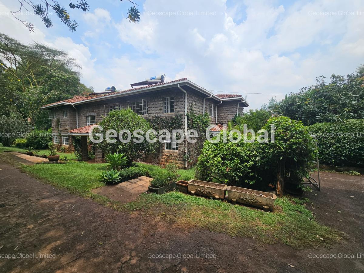 5 Bed House with En Suite in Ridgeways - 1