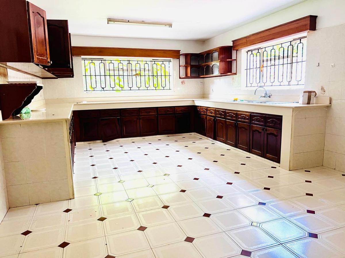 4 Bed House with En Suite at Mimosa - 2