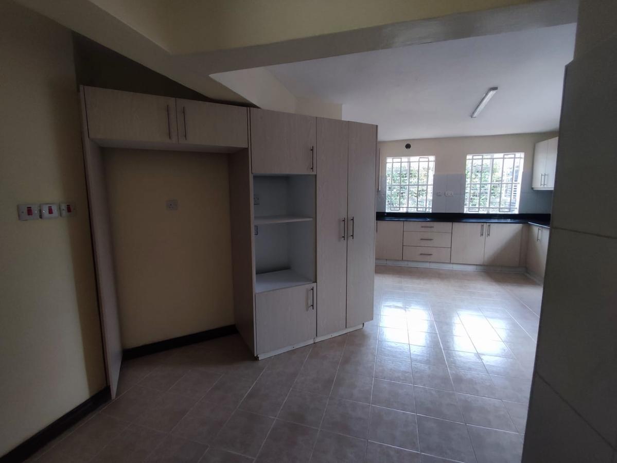 4 Bed House with En Suite at Near Galleria - 5