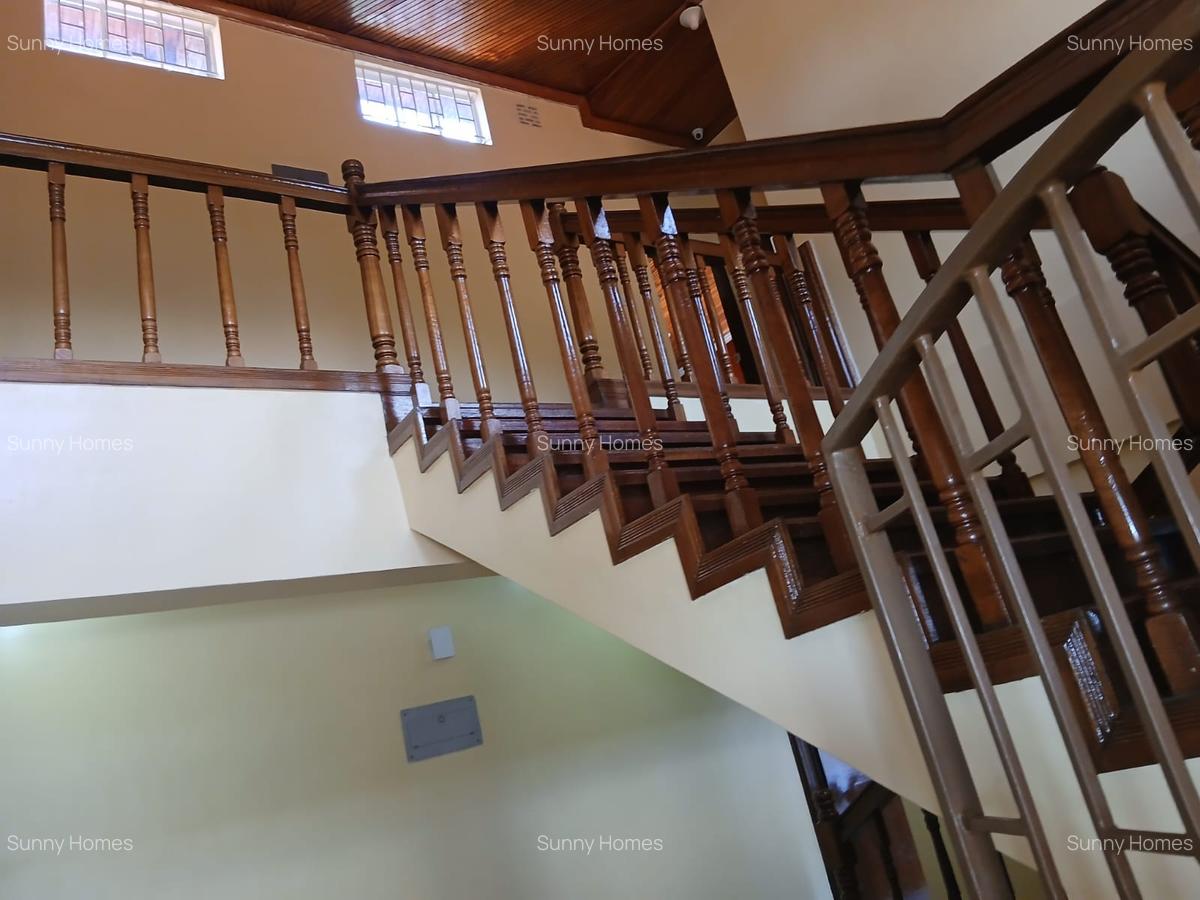 4 Bed Villa with En Suite at Rossylin Lone Tree - 15