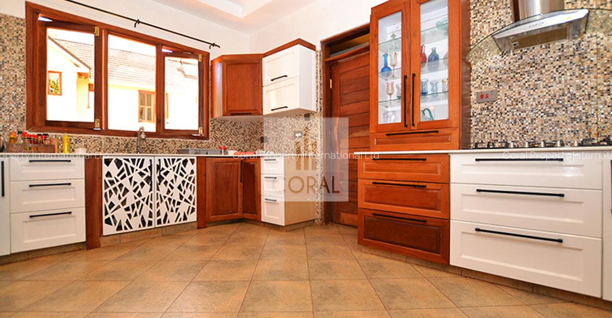 6 Bed House in Ridgeways - 3