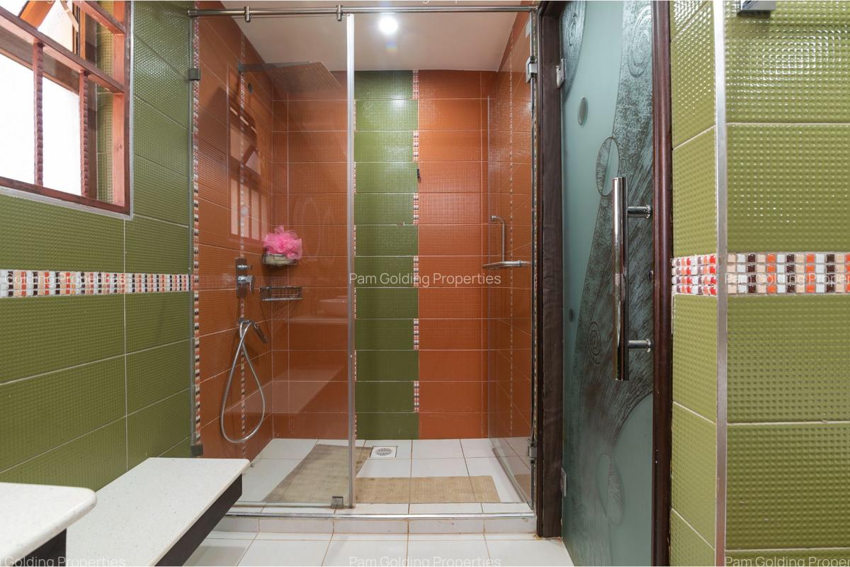 7 Bed House with En Suite in Kyuna - 16