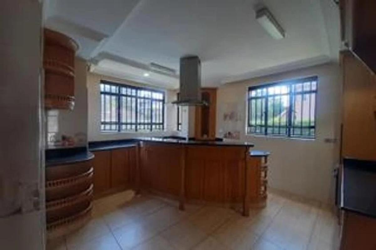 5 Bed Townhouse with En Suite at Lavington - 13