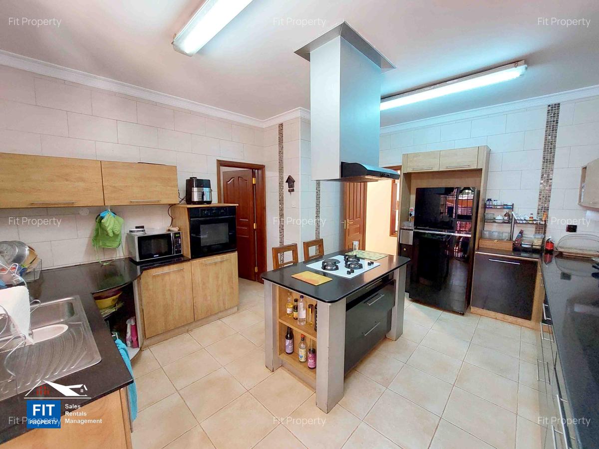 6 Bed House with En Suite at Nairobi - 4