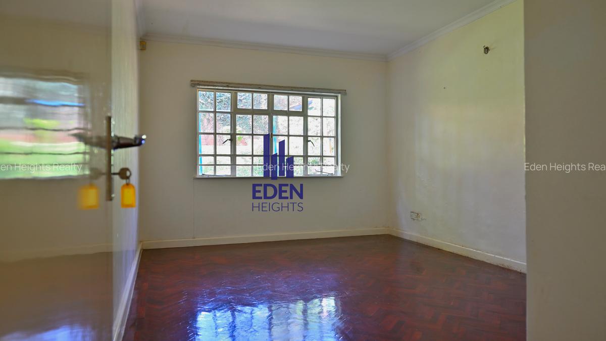 4 Bed House with En Suite in Lavington - 14