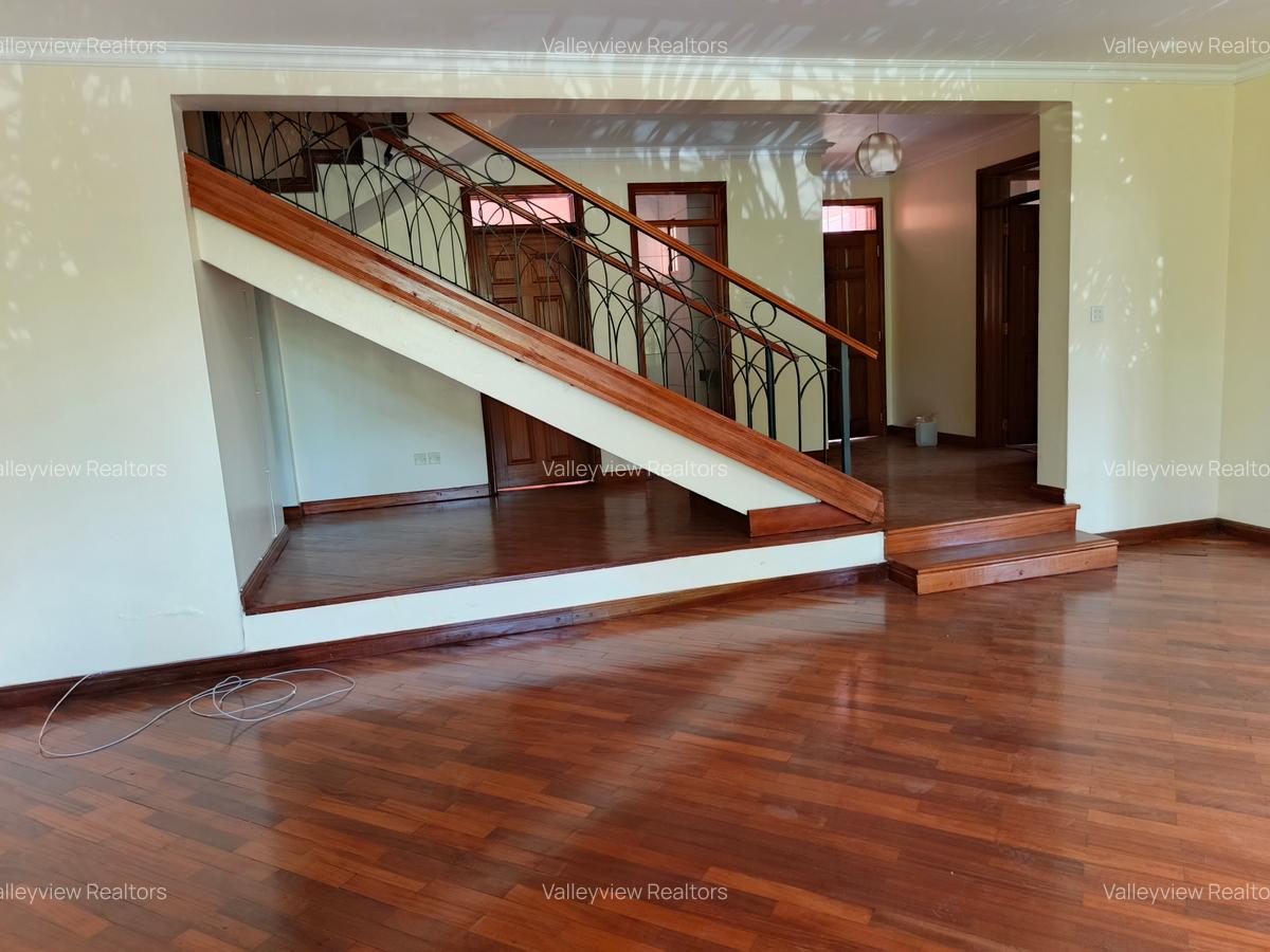 4 Bed Townhouse with En Suite at Lavington - 3