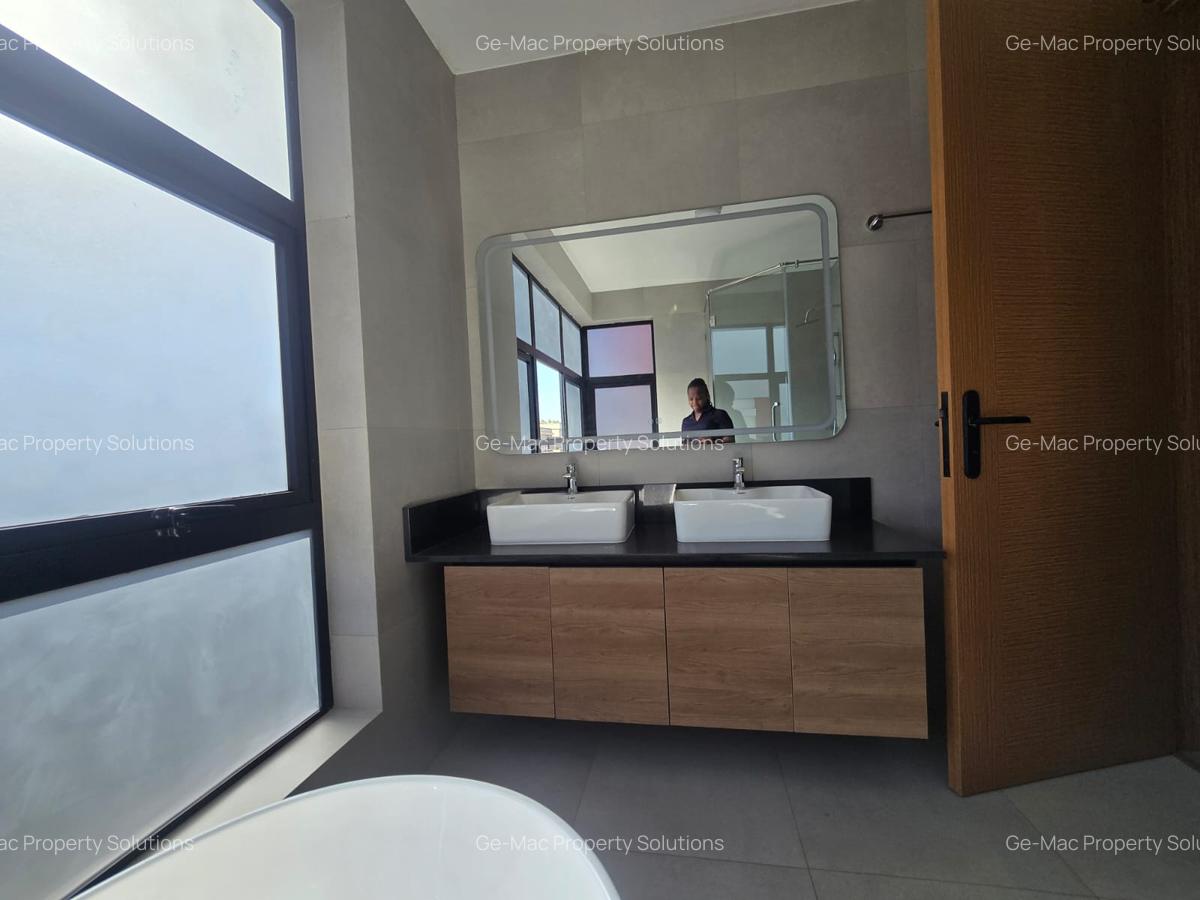 4 Bed House with En Suite in Membley - 11