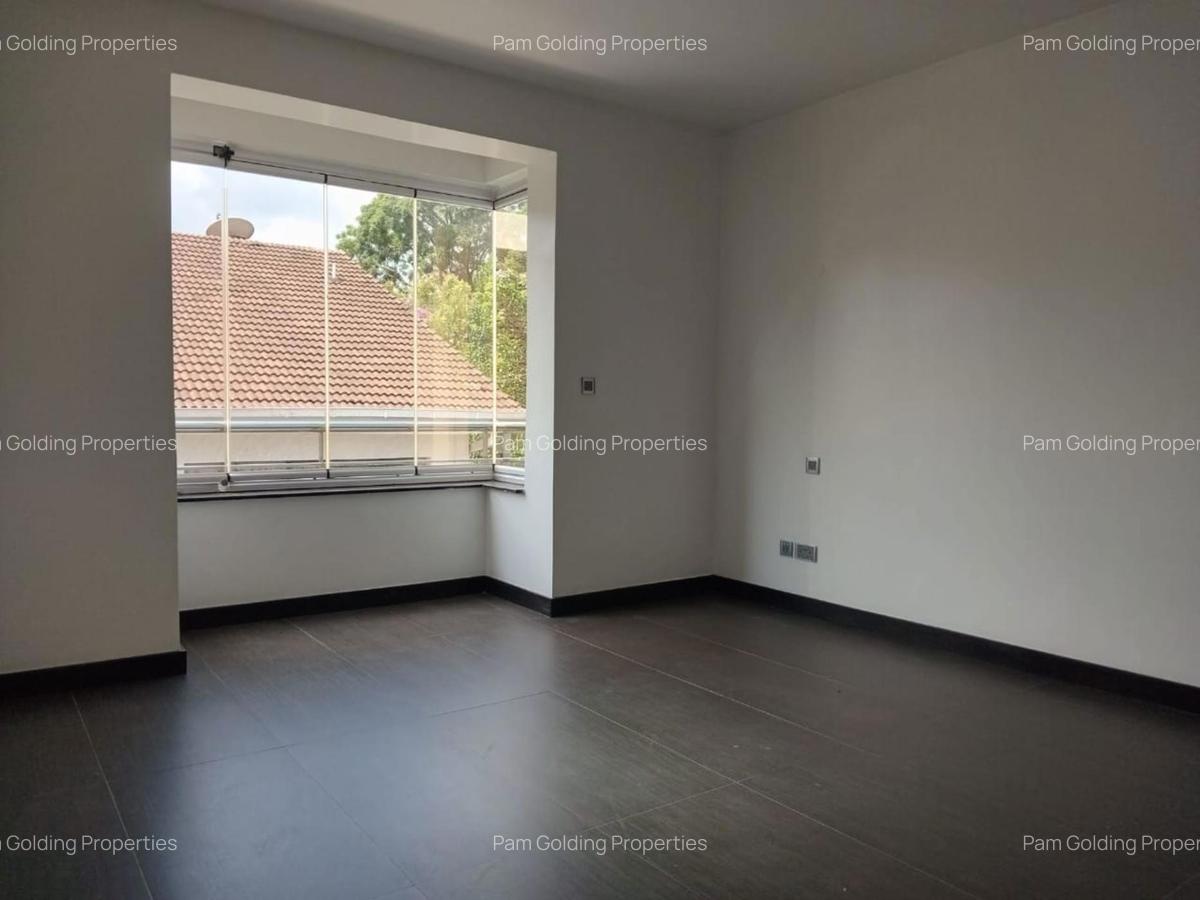 3 Bed Apartment with En Suite in Riverside - 12