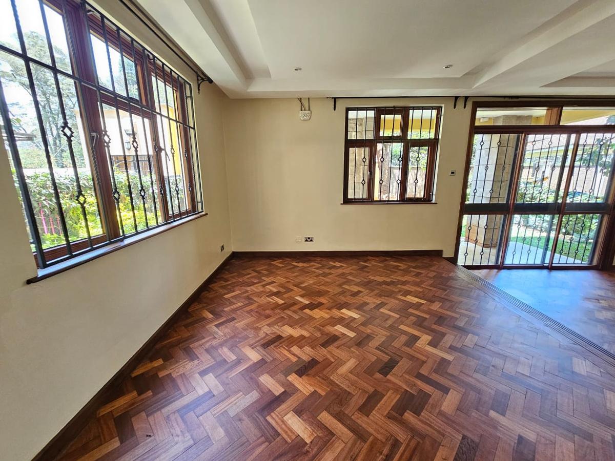 6 Bed House with En Suite in Lavington - 7