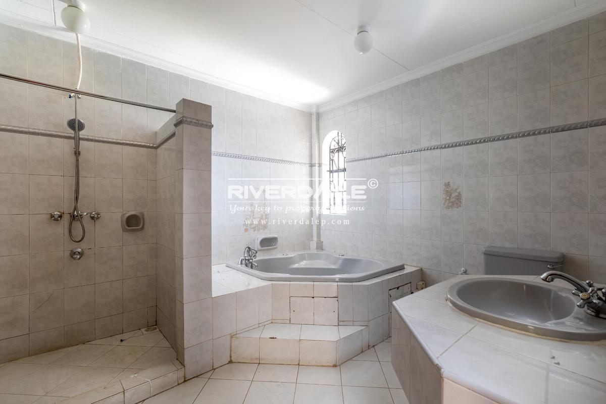 5 Bed Townhouse with En Suite in Riverside - 16