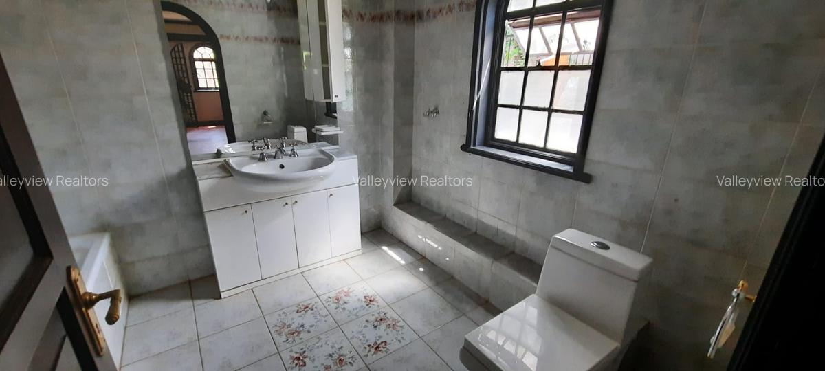 4 Bed Townhouse with En Suite at Lavington - 12