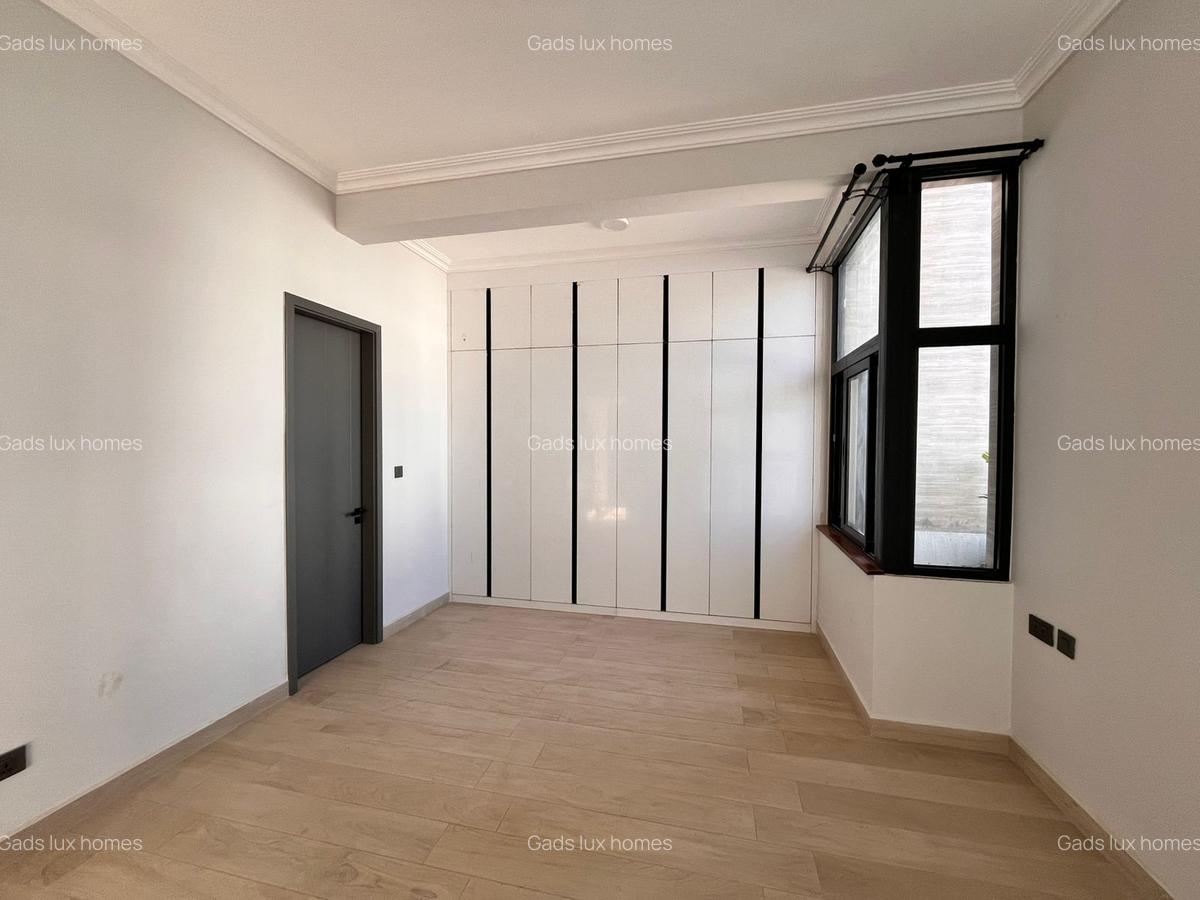 5 Bed Villa with En Suite at Lavington - 16