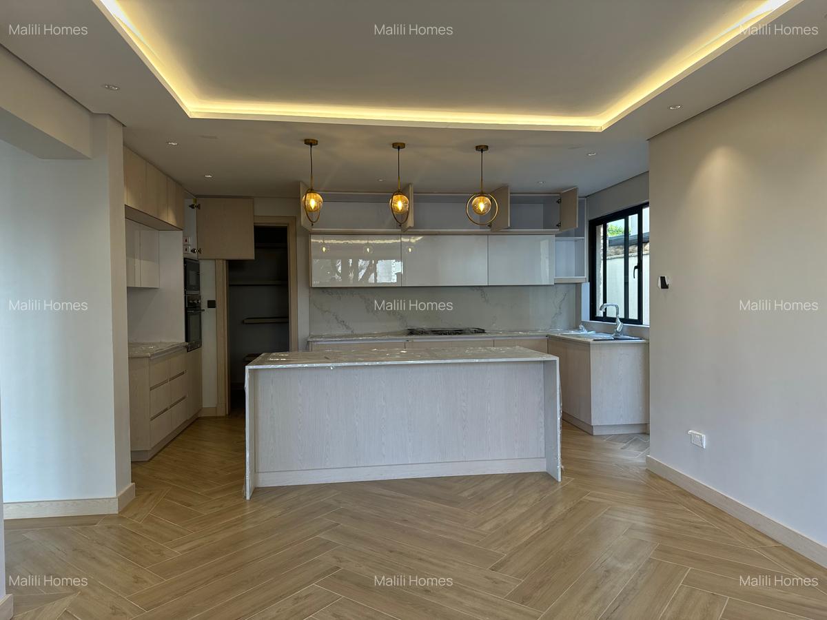 7 Bed Villa with En Suite in Lavington - 5