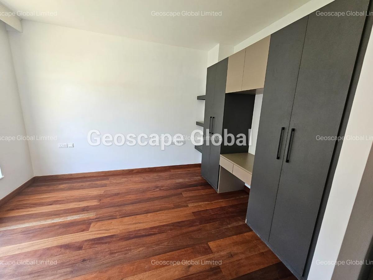 4 Bed Apartment with En Suite in Rosslyn - 4