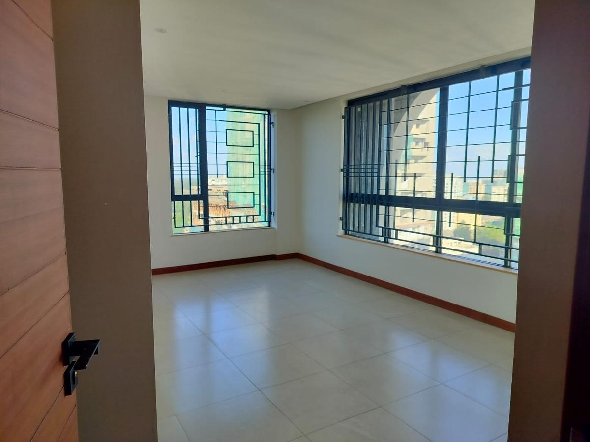 4 Bed Apartment with En Suite in Parklands - 5